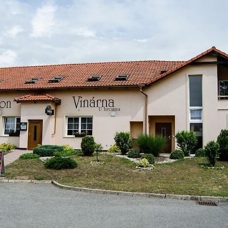Penzion Vinárna U Hroznu Veselí nad Moravou Exterior foto